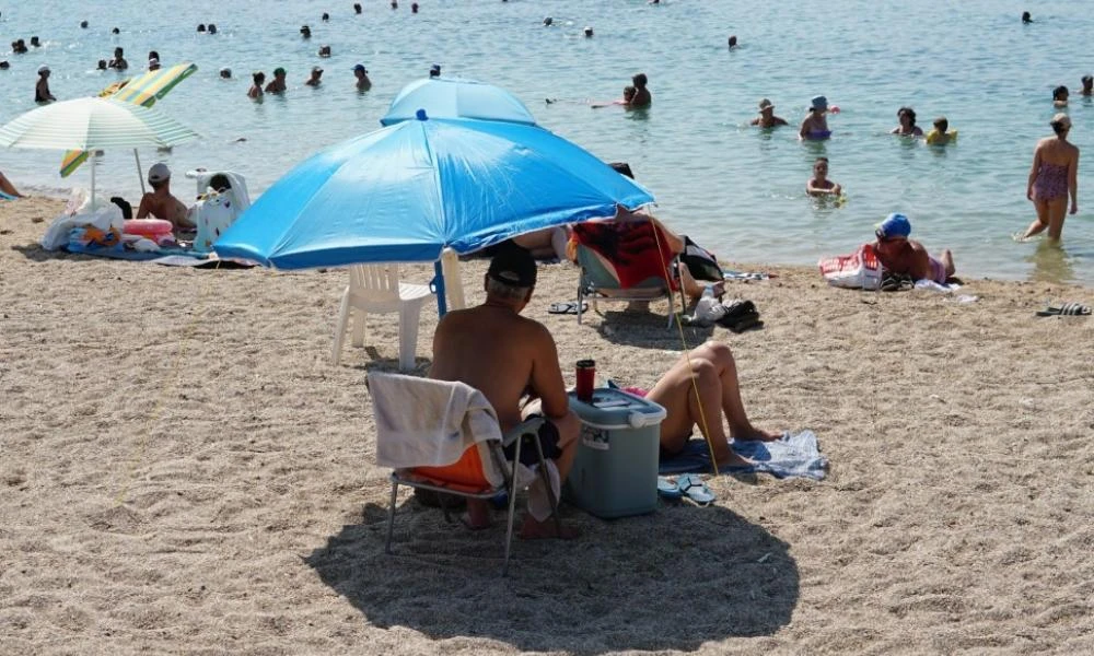 Συνελήφθη 61χρονος που «άρπαζε» κινητά, ρολόγια, πορτοφόλια και γυαλιά ηλίου στην παραλία Αλίμου